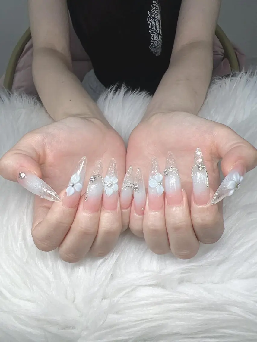 ネイル 長さ出し グラデーション 卒業式 キラキラネイル マグネットネイル Lee Nailsのネイルデザイン