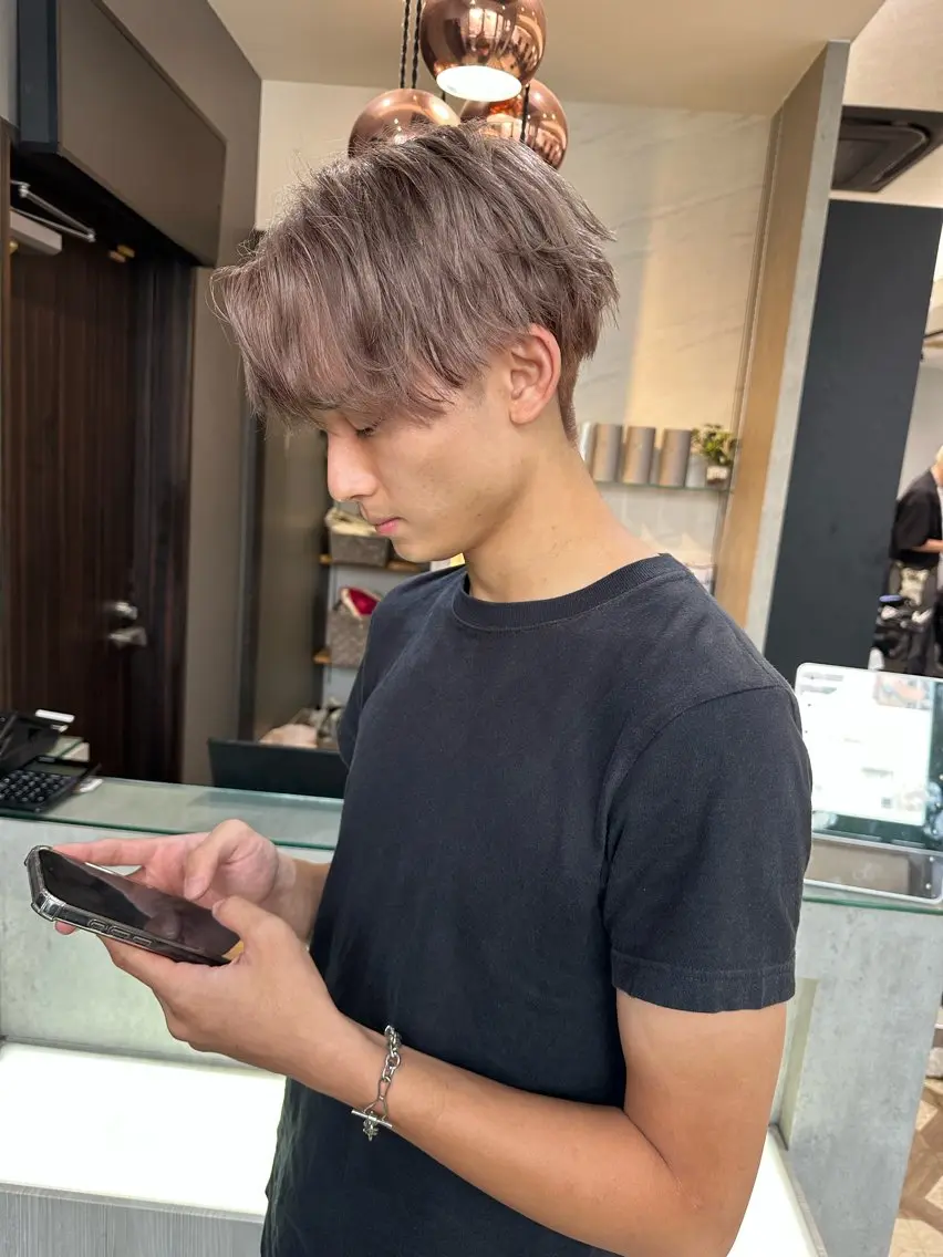 ミディアム カラー メンズ メンズブリーチ ブリーチ ボルドーカラー カシス ピンクカラー カット ヘアカラー トリートメント 天神暖色カラー レイヤー・髪質改善のヘアスタイル