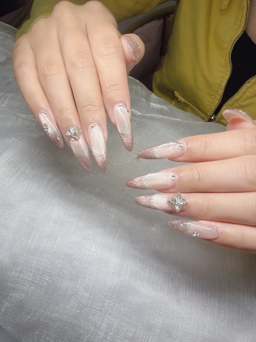 ネイル 長さ出し グラデーション 卒業式 キラキラネイル マグネットネイル ハンドネイル Lee Nailsのネイルデザイン