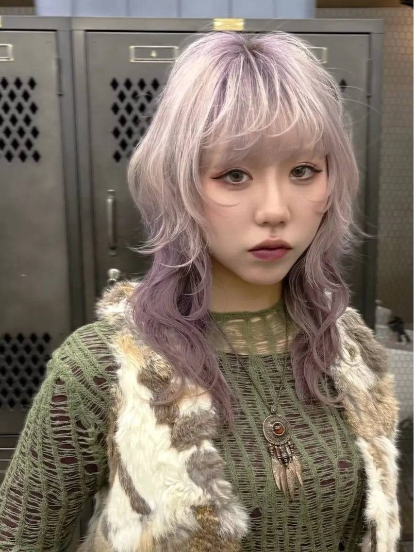 セミロング カラー イツク ⚡️ ルーツ/ハイトーンのヘアスタイル