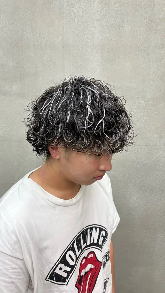 カラー パーマ メンズ 岡本 悠聖のヘアスタイル