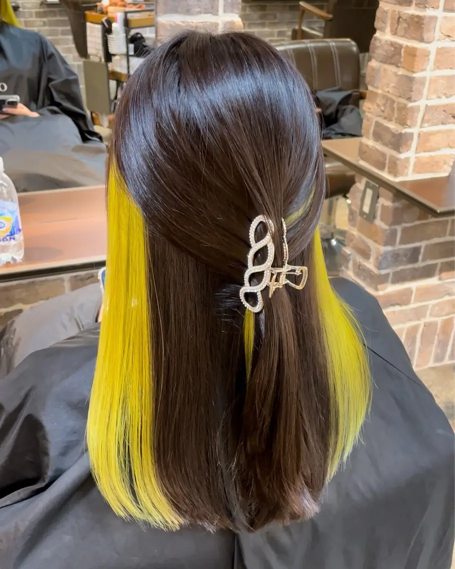 セミロング カラー ブリーチ ブルーカラー イヤリングカラー イエローカラー 艶カラー/インナー /グラデ/大西小百合のヘアスタイル