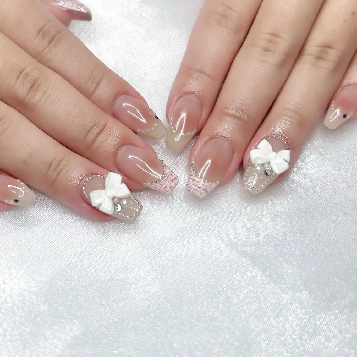 ネイル ガーリー キラキラネイル リボン ハンドネイル Salon Mori🌸のネイルデザイン