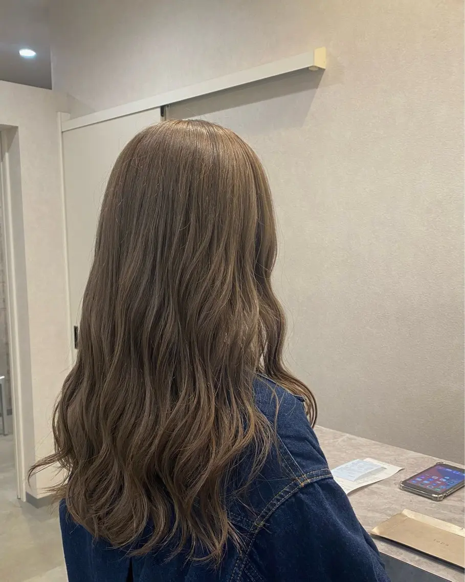 ロング カラー ブリーチ グレージュ ミルクティーグレージュ 小西 由季乃のヘアスタイル