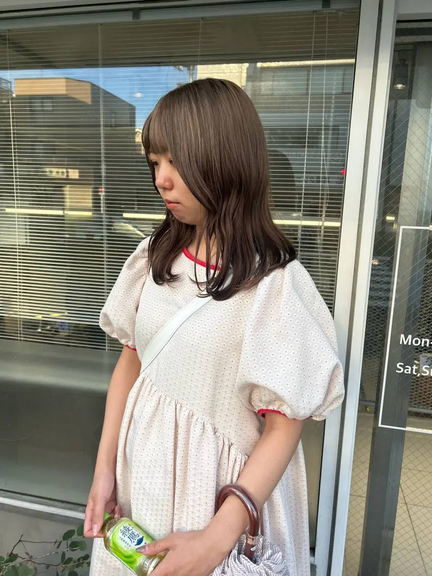 セミロング カラー ブリーチ グレージュ オリーブグレージュ オリーブグレー カット ヘアカラー 透明感カラー🫧 nanohaのヘアスタイル