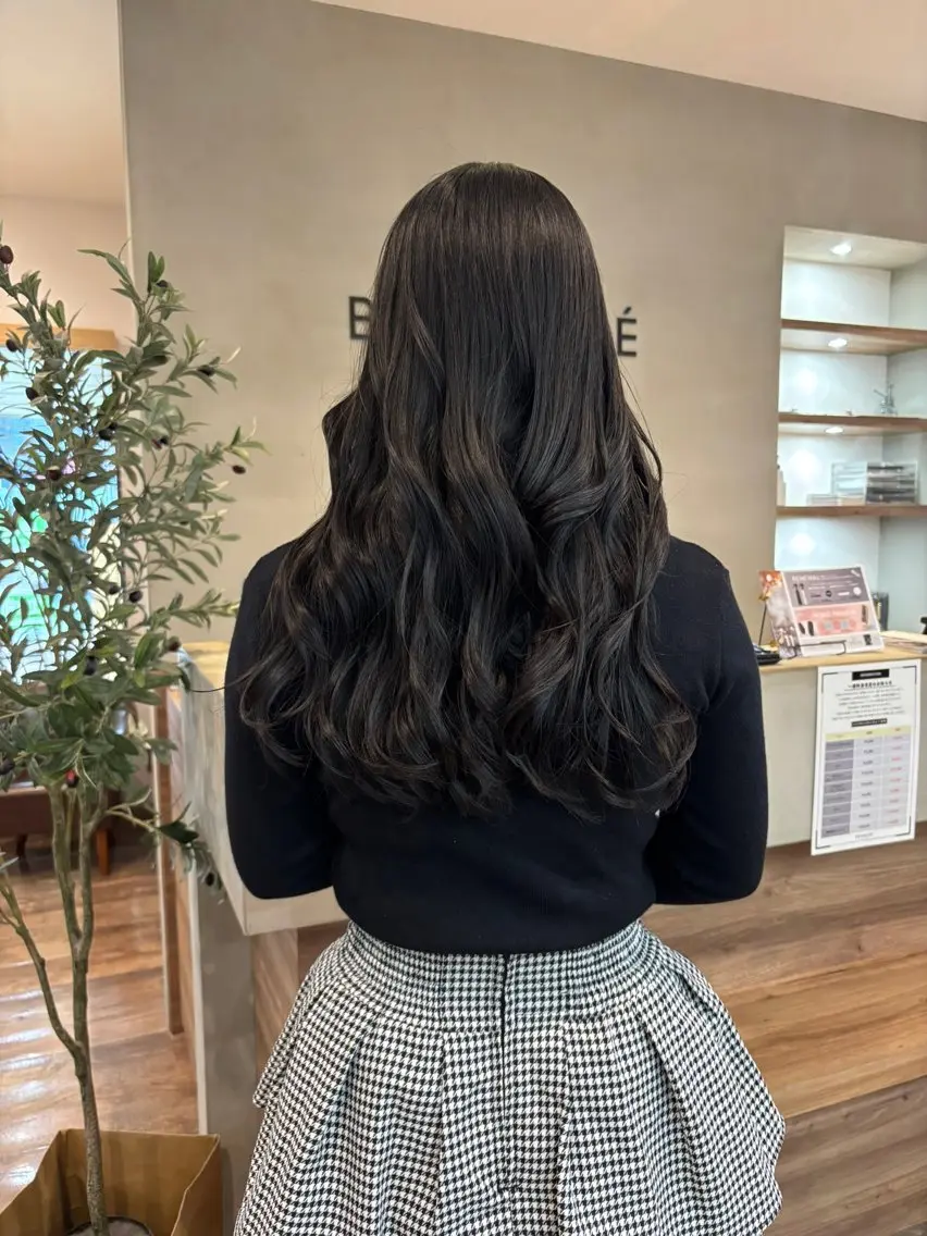 ロング カラー 髙木琉菜／レイヤー ／シャギーカットのヘアスタイル