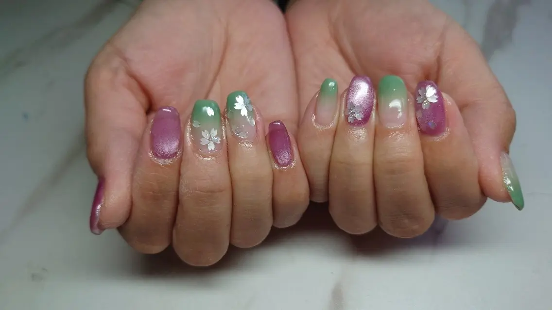 ネイル 桜ネイル グラデーション グリーン 春ネイル ハンドネイル Nailsalon AMAのネイルデザイン