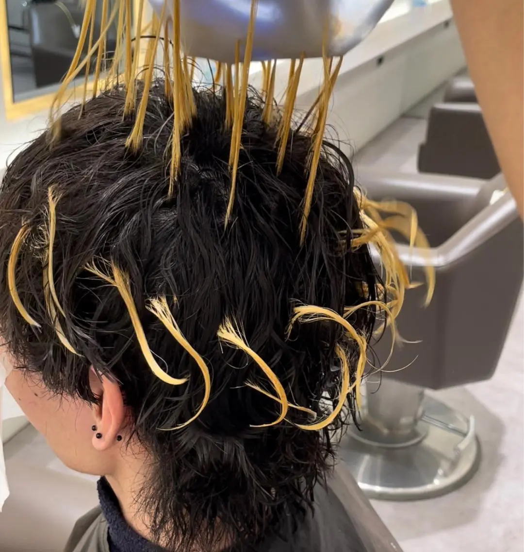 ショート カラー パーマ メンズ メンズハイライト メンズメッシュ メンズパーマ ハイライトカラー メッシュ カット ヘアカラー メンズ特化/今池駅 徒歩1分/岡本一真のヘアスタイル