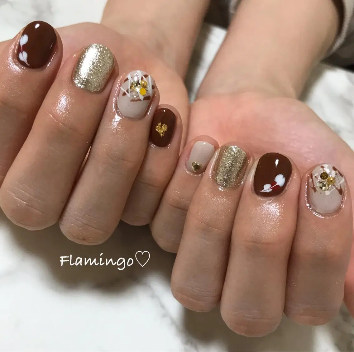 ネイル アートネイル ブラウン ハート キラキラネイル ラメ(グリッター) フィルイン／自爪育成 ／爪に優しい施術のネイルデザイン