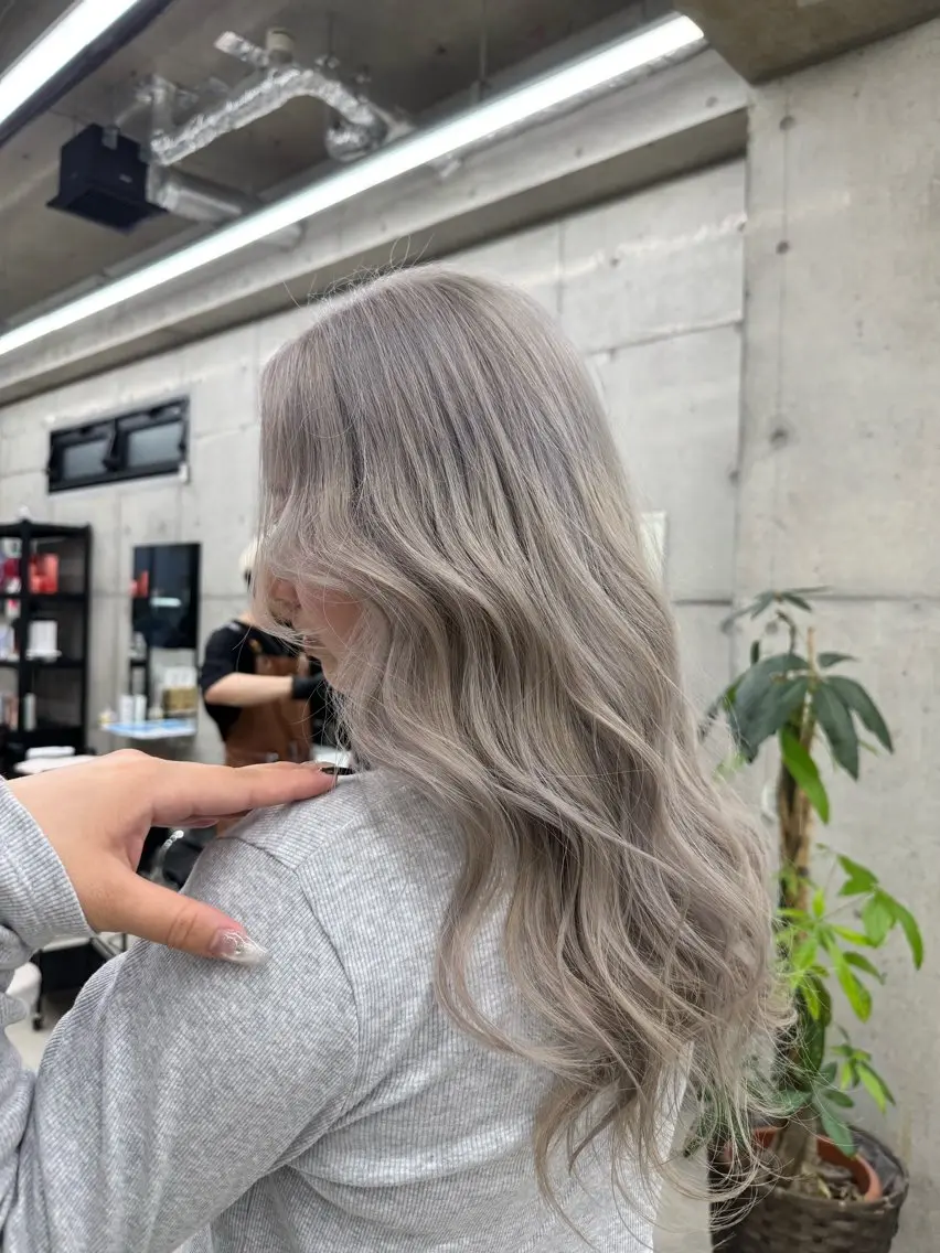 ロング カラー ブリーチ シルバー ホワイトシルバー ヘアカラー Kazuki/名古屋 ブリーチ/髪質改善のヘアスタイル
