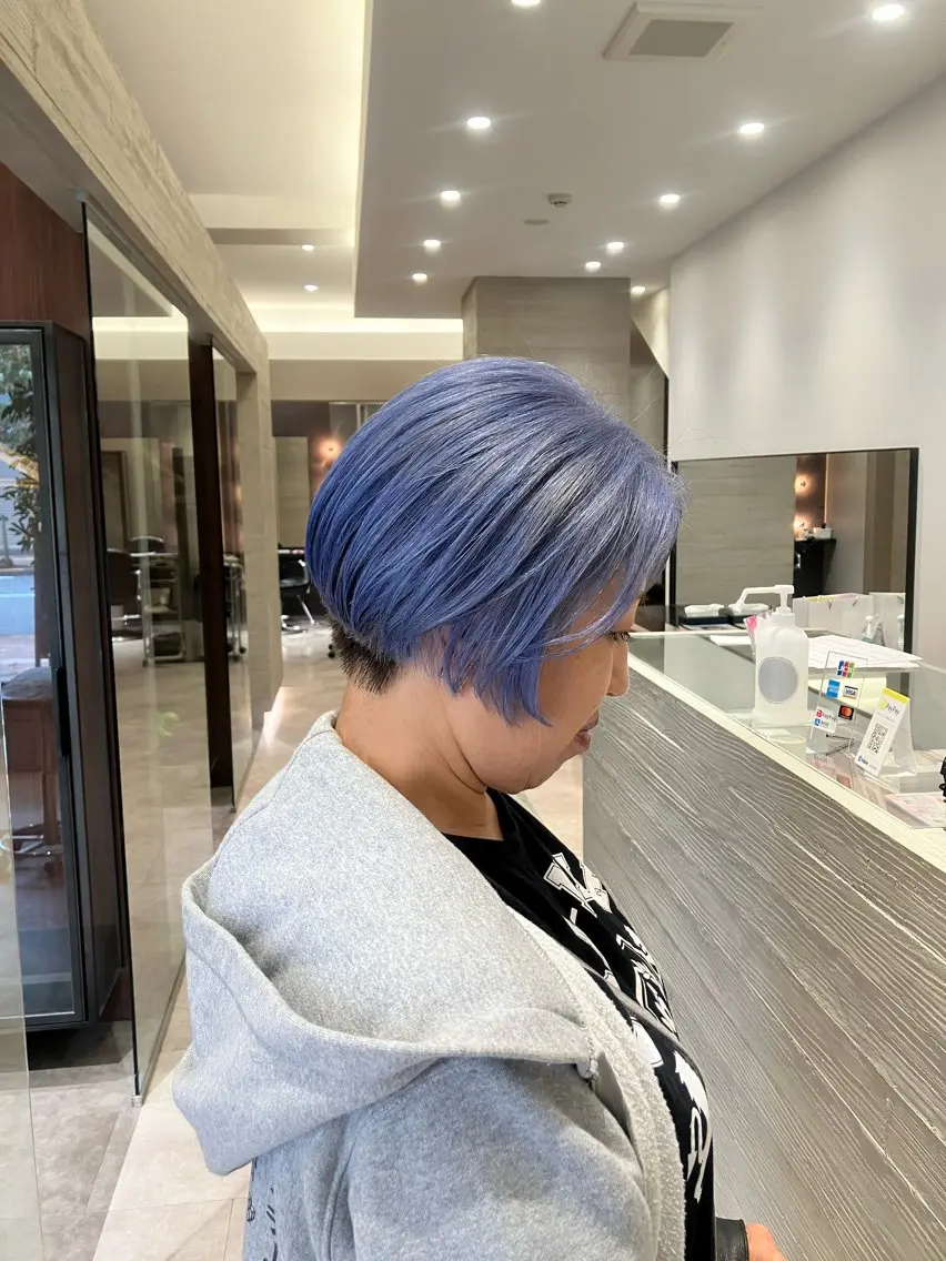 ショート カラー ブリーチ ブルーカラー シルバー ショートヘア カット ヘアカラー サキ🤍ハイトーン 🩰くびれ巻きヘアのヘアスタイル