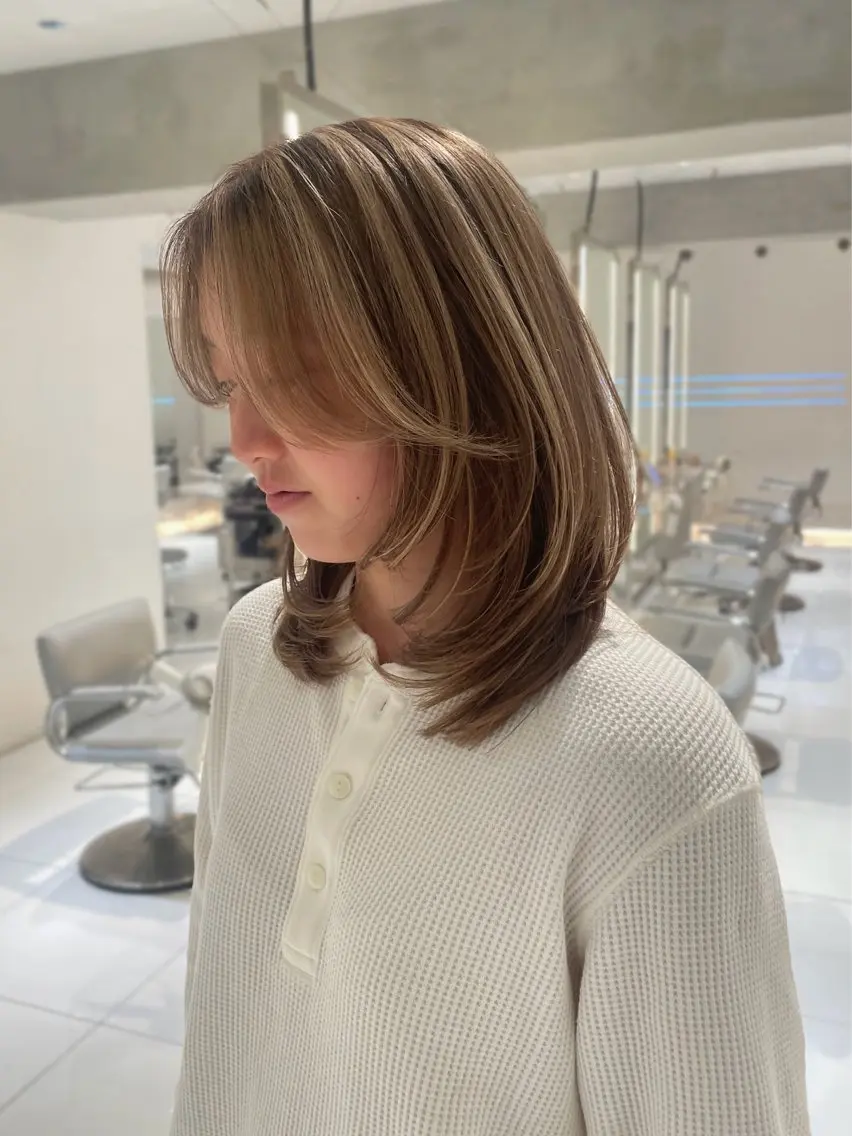 セミロング カラー ハイライトカラー ハイライト レイヤーカット ヘアカラー 𝒚𝒖-𝒓𝒊 ⸝⋆艶color🌙のヘアスタイル