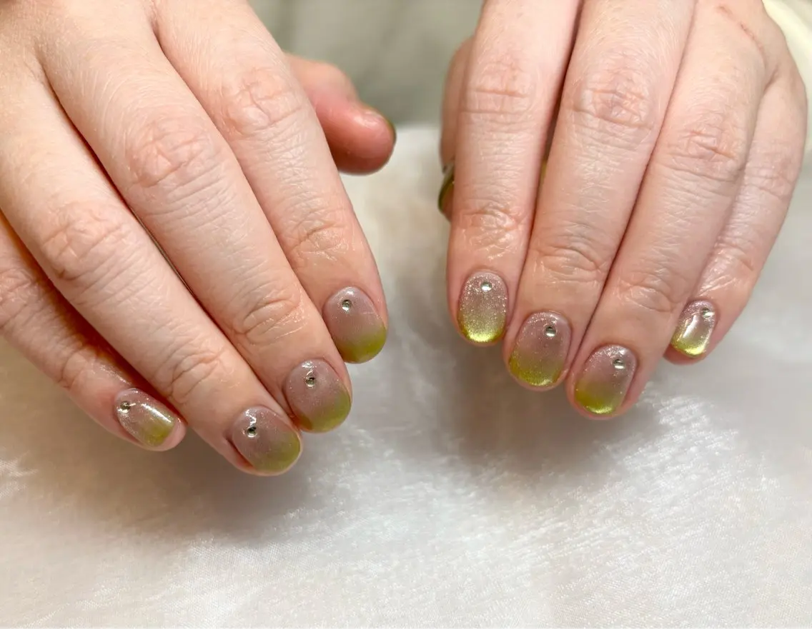 ネイル 桜ネイル グラデーション グリーン キラキラネイル マグネットネイル ハンドネイル solna_ yuのネイルデザイン