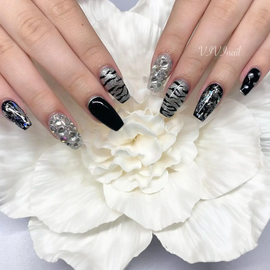 ネイル アニマル柄 キラキラネイル ハンドネイル vivi nailのネイルデザイン