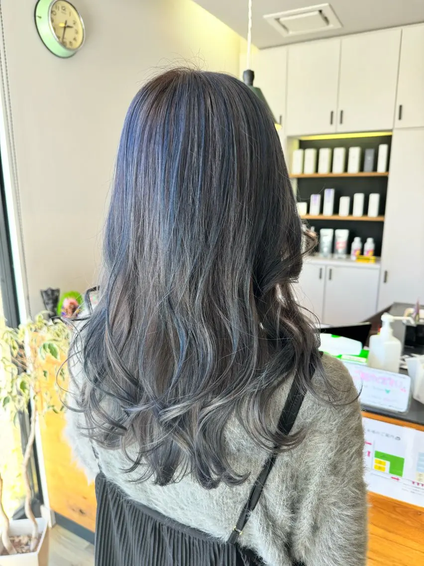 ロング カラー ブリーチ ブルーカラー ハイライトカラー ハイライト ヘアカラー トリートメント ツキダテ ユイのヘアスタイル