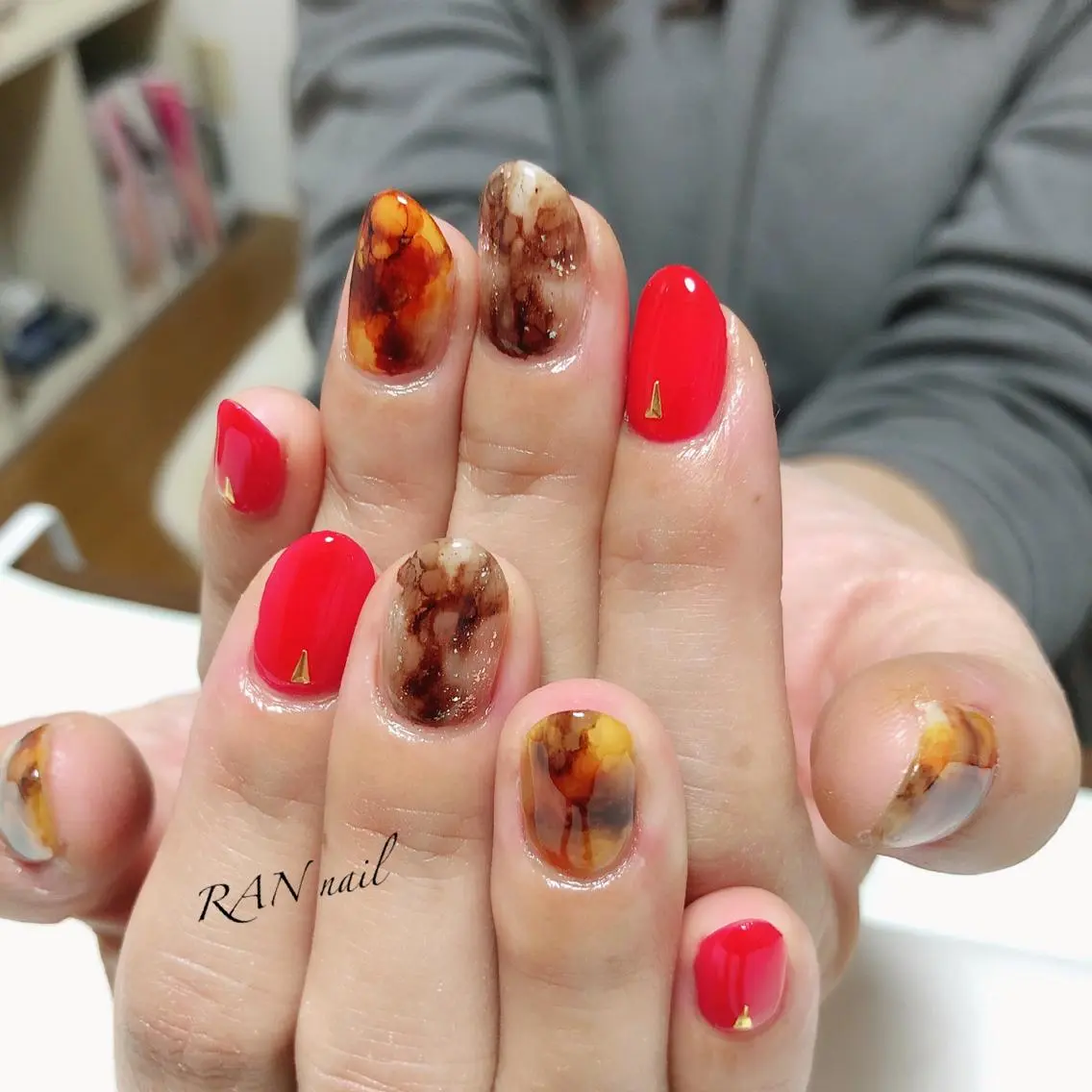 ネイル フットネイル キラキラネイル オフィスネイル 夏ネイル 黄色 ハンドネイル フットネイル RAN nailのネイルデザイン