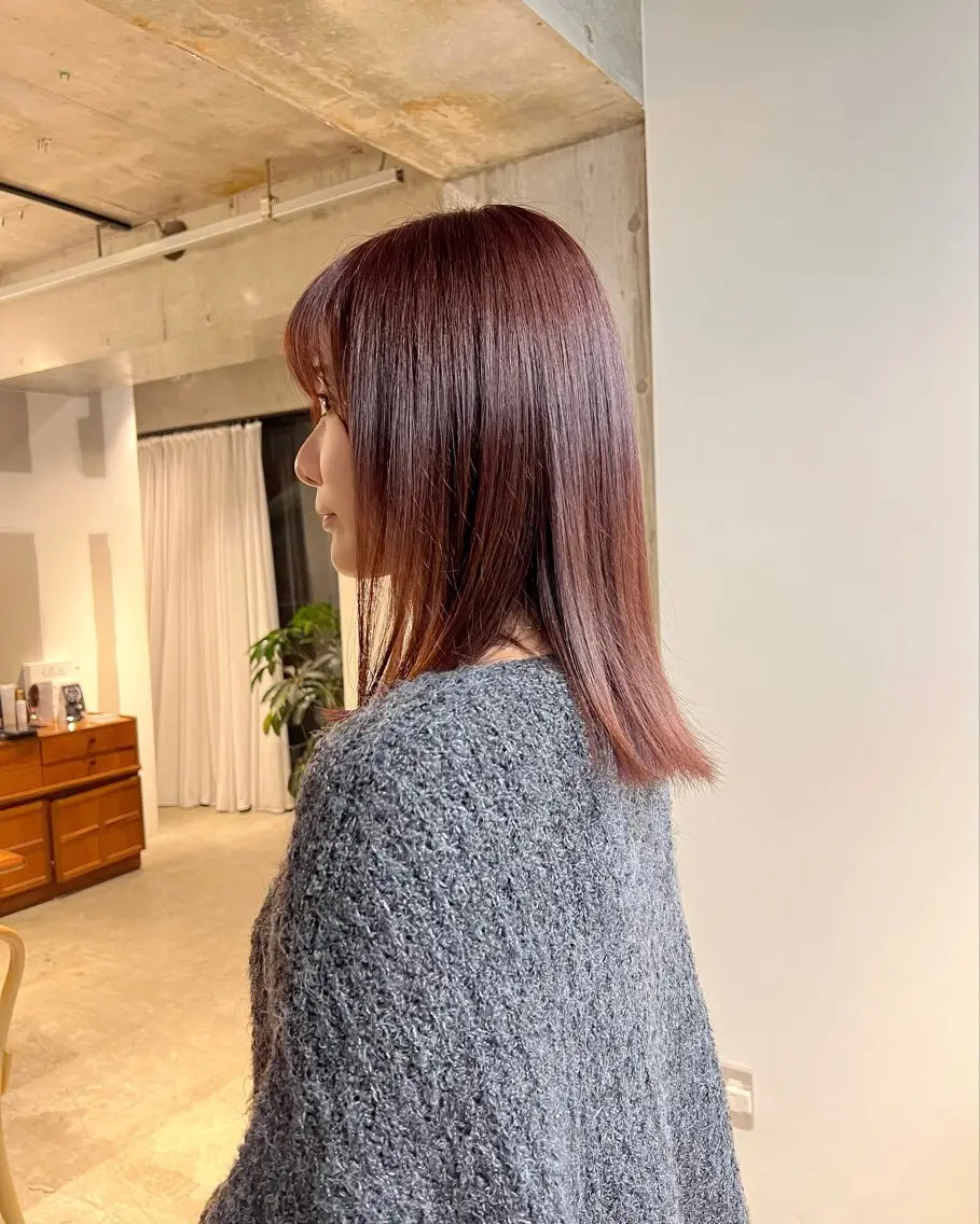 ミディアム カラー ボルドーカラー まとまるレイヤー カット/透明感カラーのヘアスタイル
