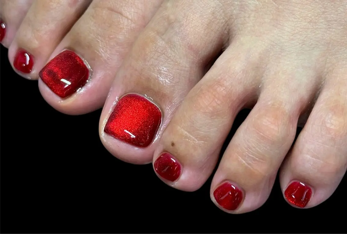 ネイル フットネイル マグネットネイル ニュアンスネイル 赤色 ショートネイル jeu nail.のネイルデザイン