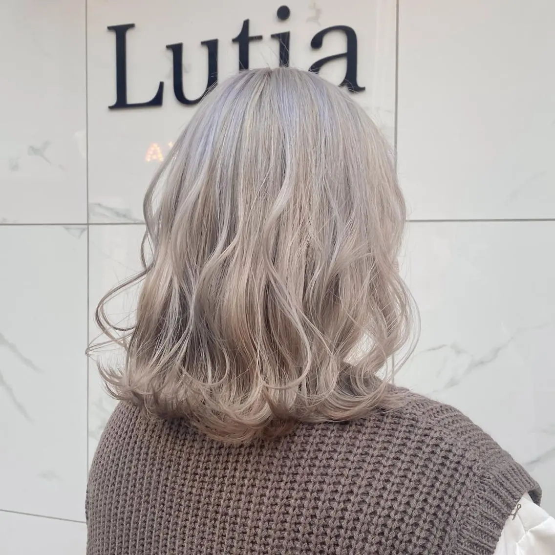 ミディアム カラー ヘアアレンジ ベージュカラー ダブルカラー ミルクティーベージュ ホワイトミルクティーベージュ 新宿⌇韓国風ヘア ⌇透明感カラーのヘアスタイル