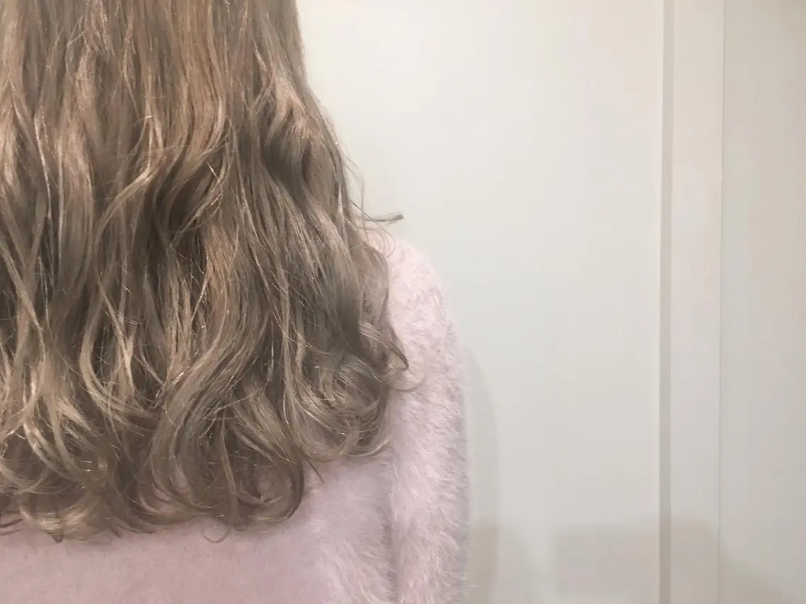 ロング カラー ベージュカラー ブリーチ ハイライトカラー ミルクティーベージュ 3Dハイライト てんま さやかのヘアスタイル