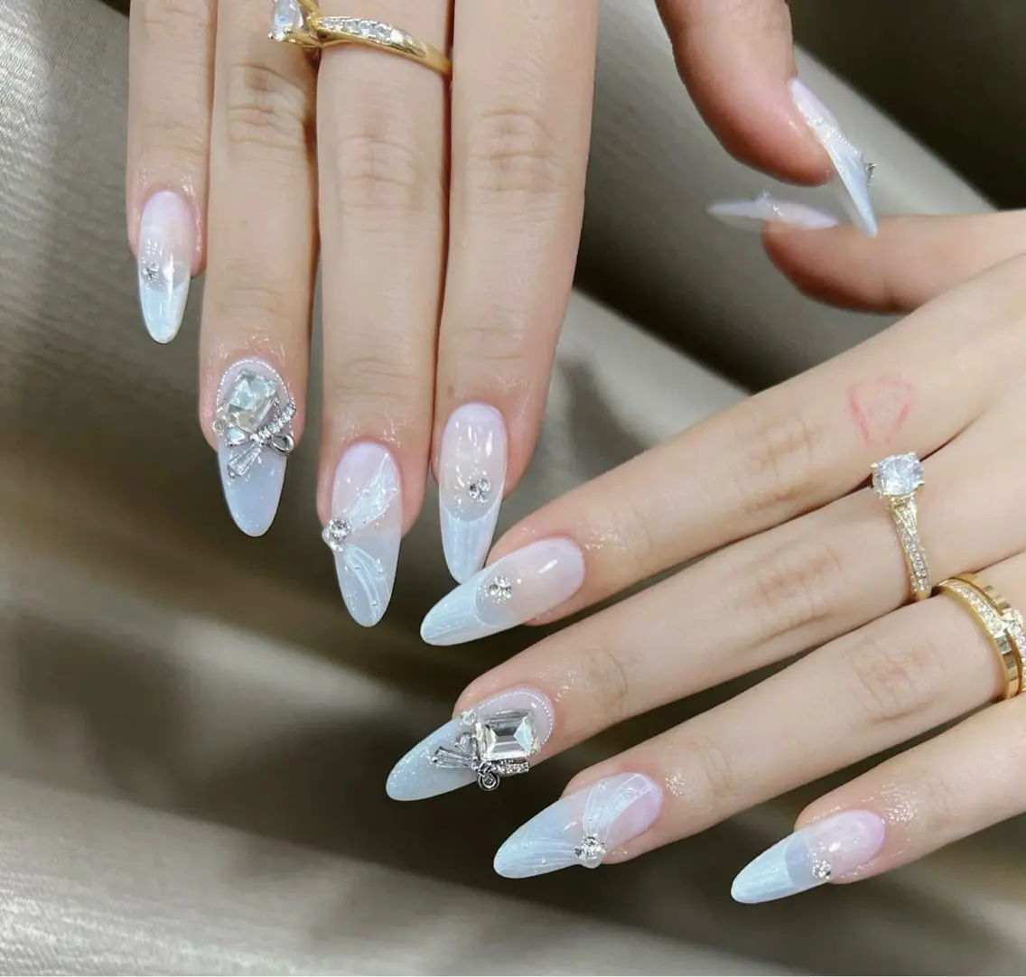 ネイル チークネイル フレンチネイル グラデーション キラキラネイル 韓国ネイル ハンドネイル Minette nailHuongのネイルデザイン