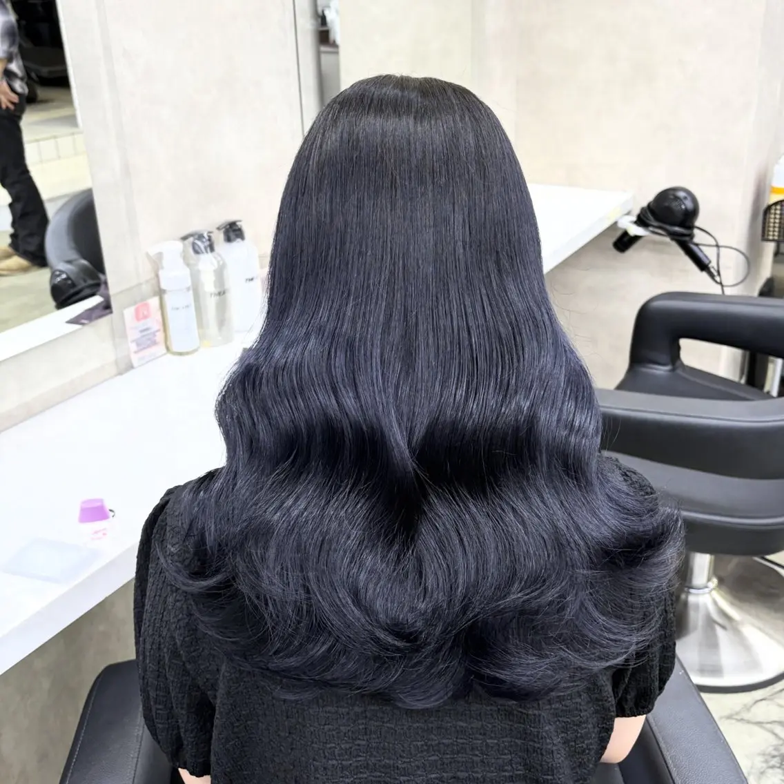 ロング 寒色/ベージュヘア ブリーチありMiOのヘアスタイル