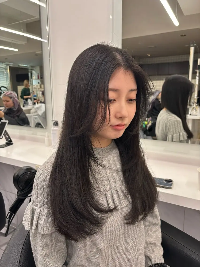 ロング カラー 抜け感レイヤー︴ ニュアンスカラーのヘアスタイル