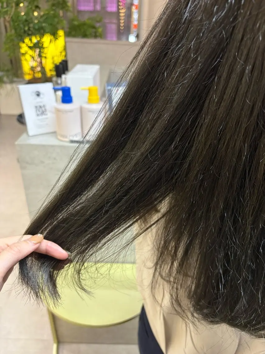 セミロング カラー グレージュ オリーブグレージュ オリーブグレー カット ヘアカラー しゅり Flag hairのヘアスタイル