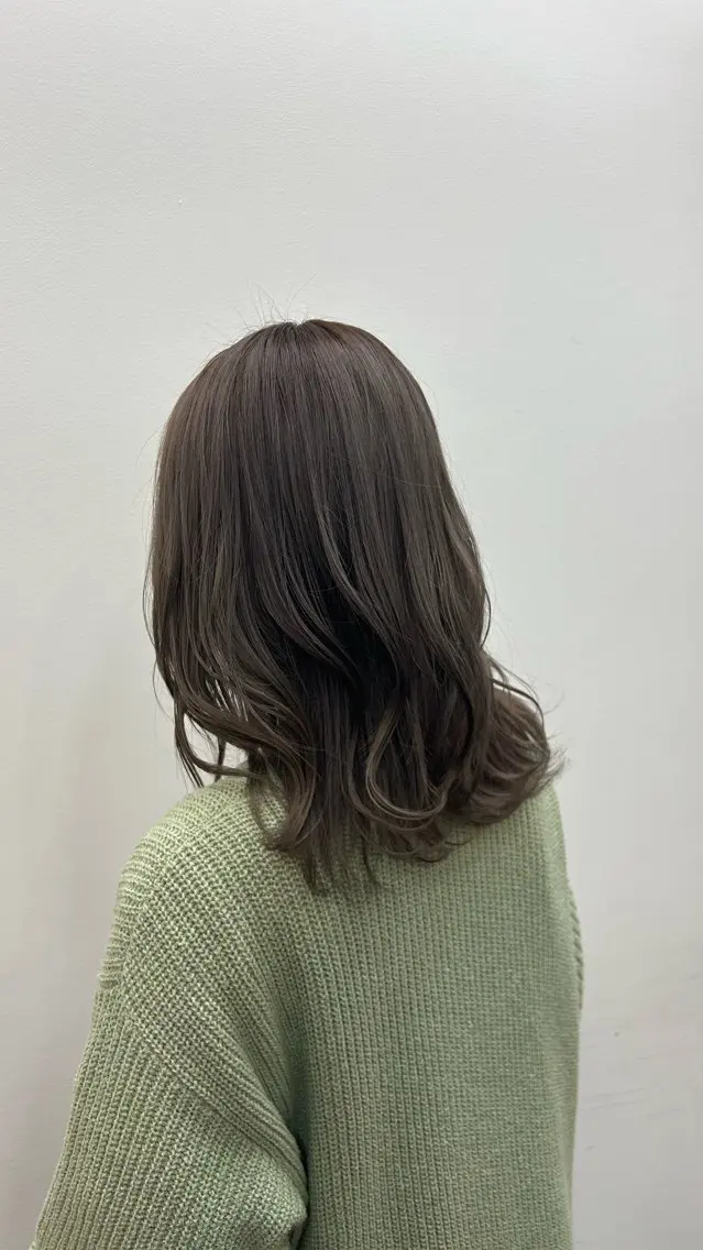 セミロング カラー グレージュ オリーブグレージュ オリーブグレー 東山 紗月のヘアスタイル