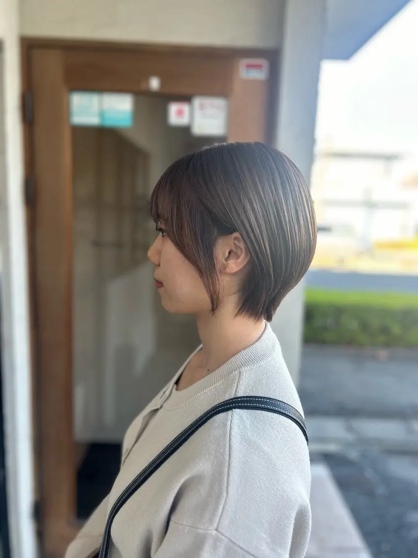 ショート カラー ブリーチ ブラウンカラー 顔周りカット ショートヘア 小顔カット 井上 花音のヘアスタイル