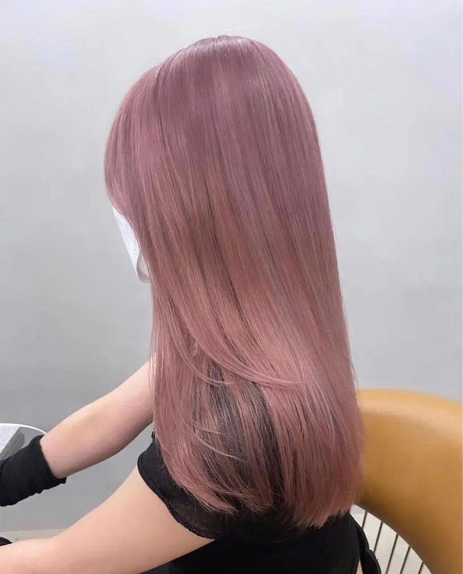ロング カラー ベージュカラー ブリーチ ハイトーンカラー ピンクカラー ピンクベージュ ヘアカラー トリートメント 植村 海咲のヘアスタイル