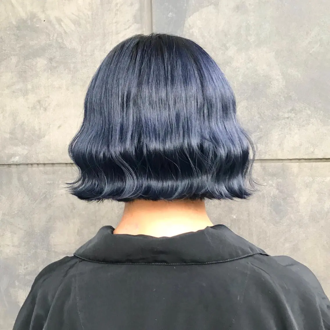 ショート カラー ブリーチ ブルーカラー ネイビーカラー タンバルモリ ムルギョル巻き K-POP好き美容師 🇰🇷Kai.Yのヘアスタイル
