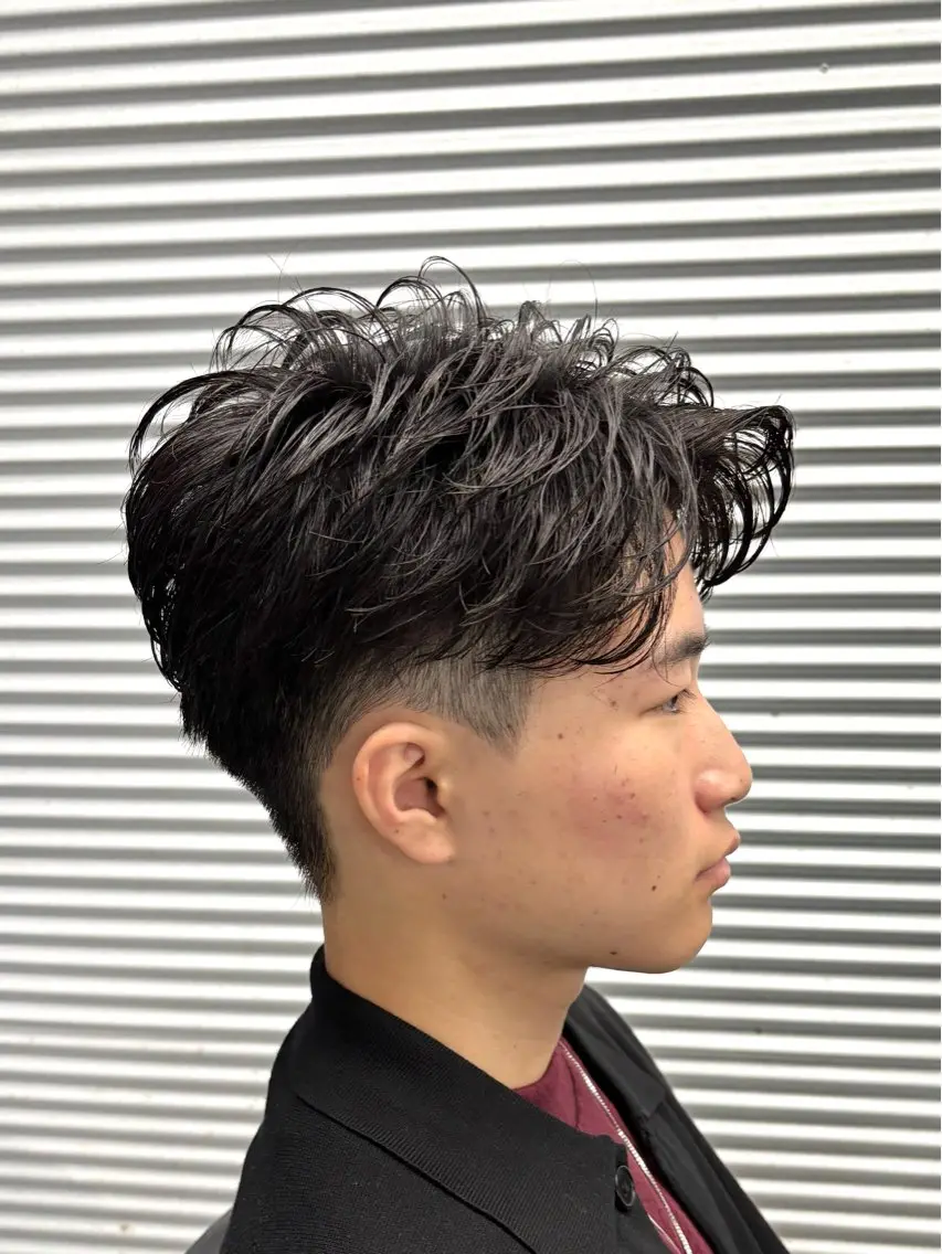 ショート パーマ メンズ フェザーパーマ メンズパーマ ショートヘア カット パーマ 波巻き/ツイスパ/ 短髪/鈴木俊也のヘアスタイル