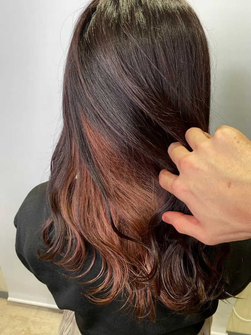 セミロング カラー ブリーチ インナーカラー ピンクカラー 柴田 翔太郎のヘアスタイル