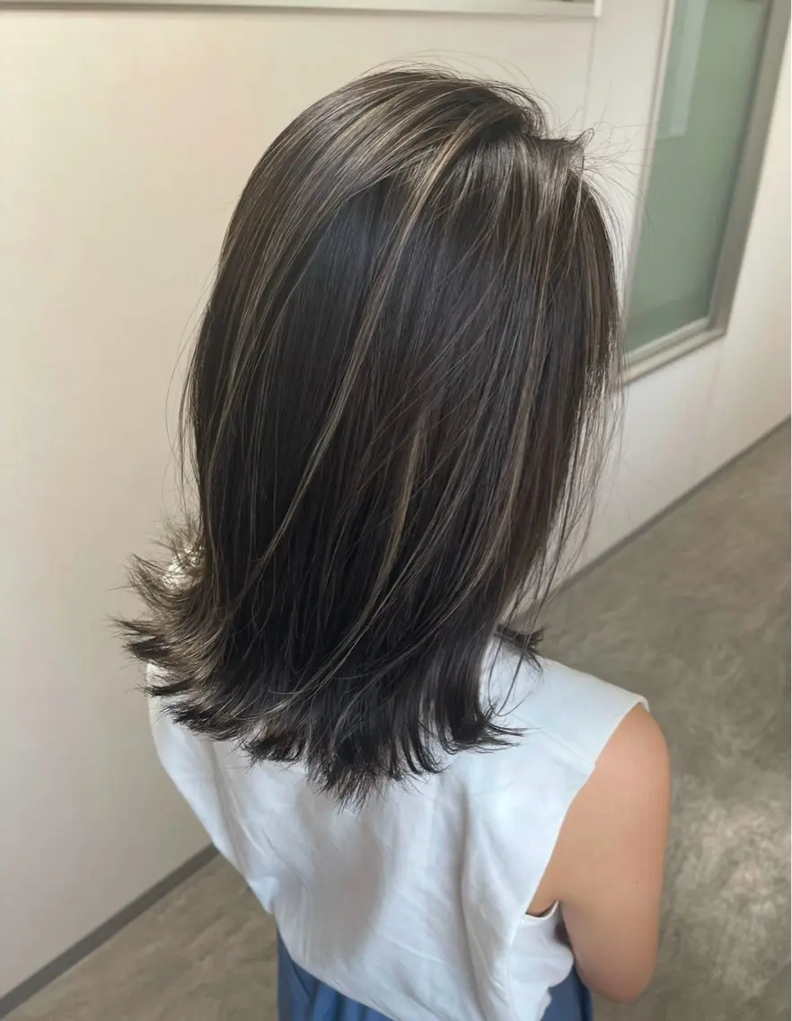 ミディアム カラー ハイライトカラー ハイライト かきあげバング カット ヘアカラー 松井那津子 /ハイライトブリーチのヘアスタイル