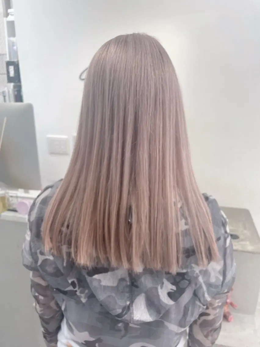 セミロング カラー ベージュカラー ミルクティーベージュ ヘアカラー トリートメント CHERIEブリーチ ダブルカラー 天神のヘアスタイル