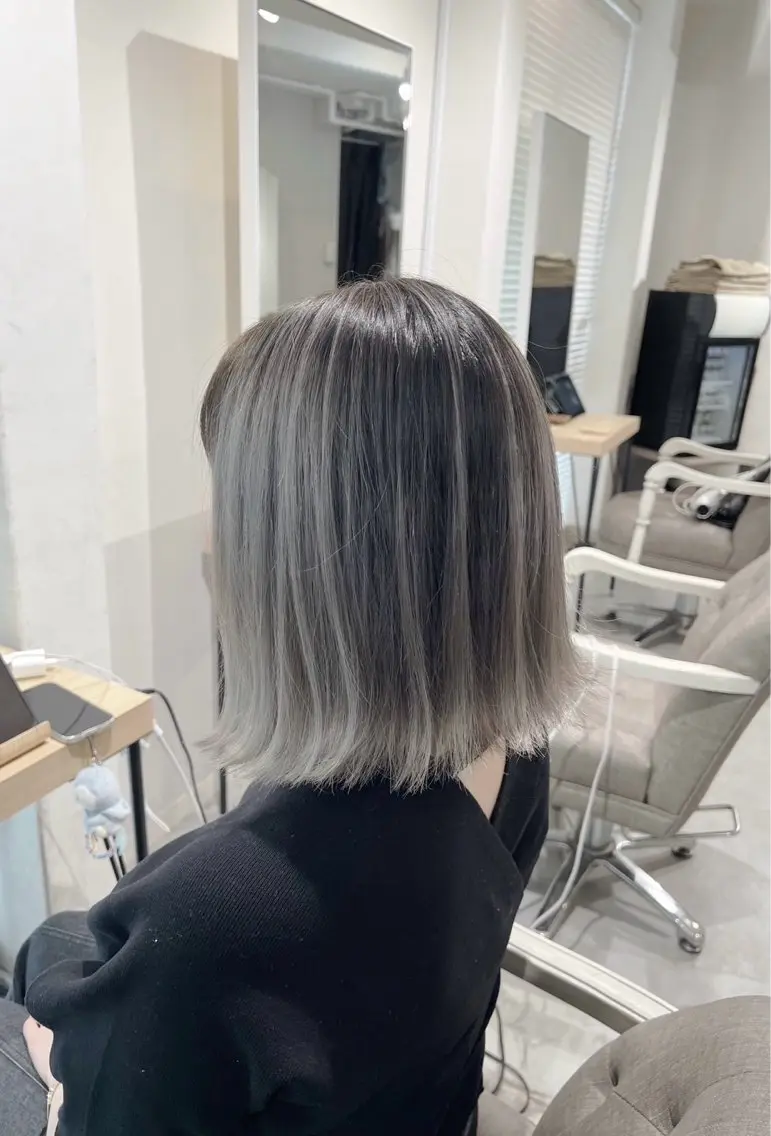 ショート カラー バレイヤージュ シルバー ホワイトシルバー レイヤーカット 指名数No.1 /NAOYAのヘアスタイル
