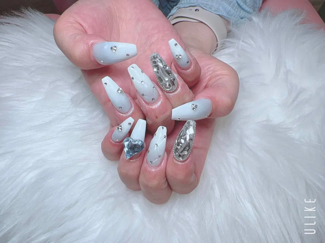 ネイル ブルー 長さ出し グラデーション キラキラネイル 韓国ネイル ハンドネイル Hana Rose Nailのネイルデザイン