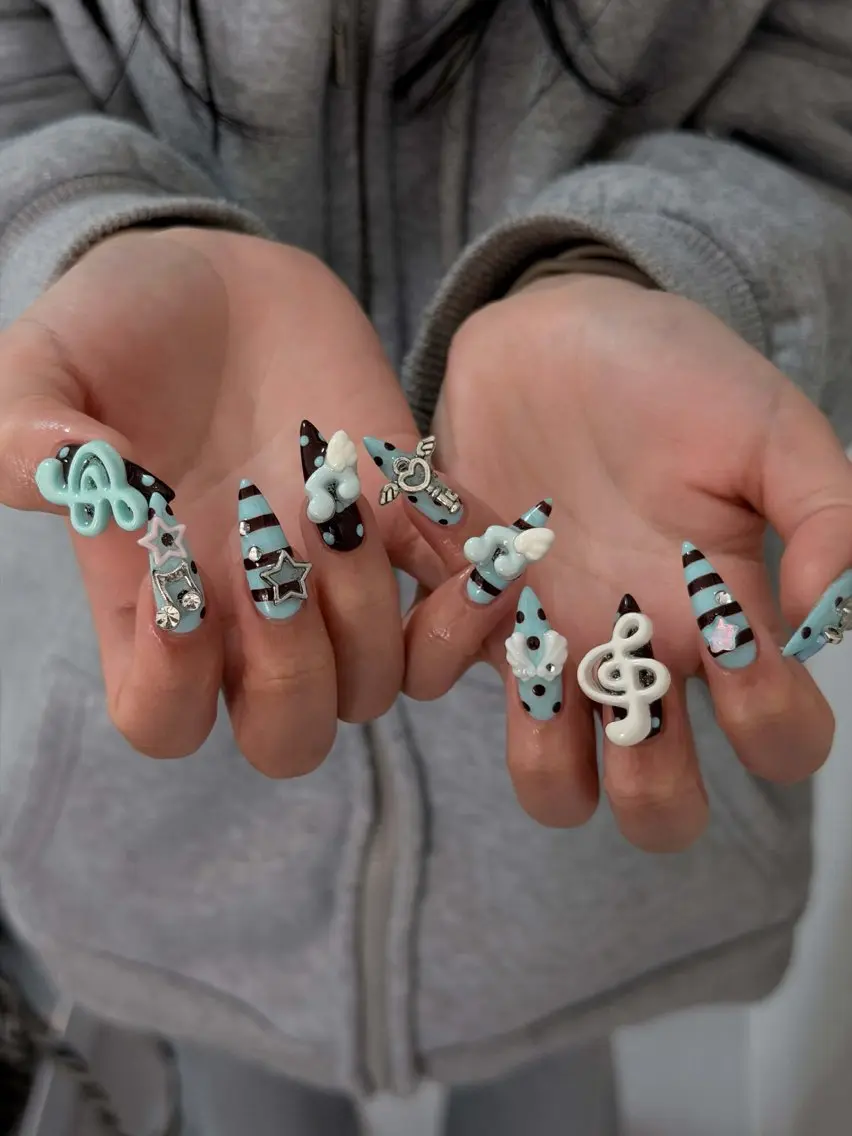 ネイル オーロラネイル ボルドー ブラウン 氷ネイル・うるうるネイル キラキラネイル ハンドネイル Julli NailStudioのネイルデザイン