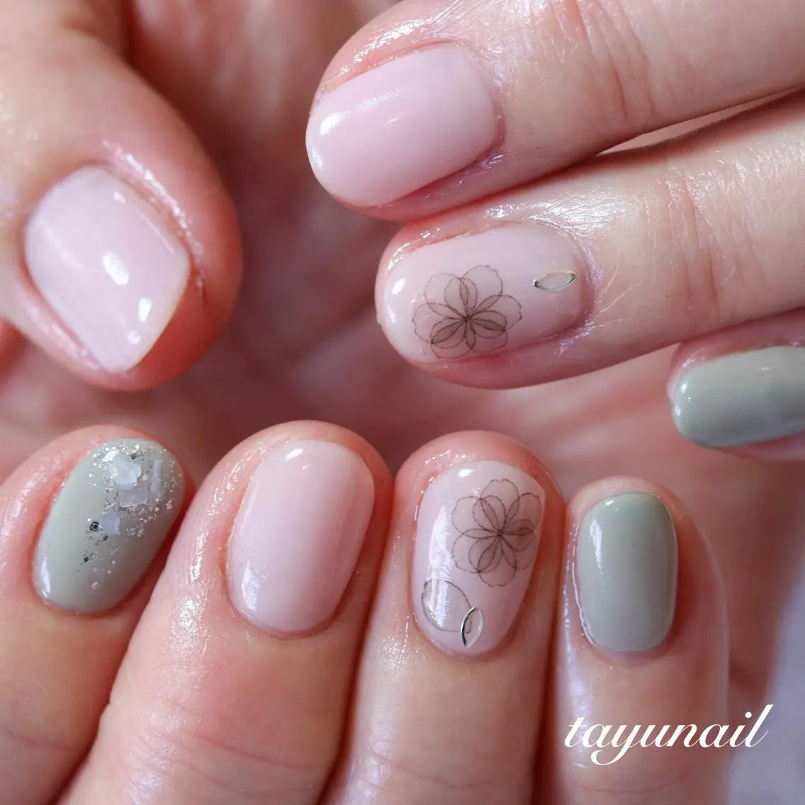 ネイル 桜ネイル ジェルネイル グリーン キラキラネイル パラジェル ハンドネイル ネイルサロン 【たゆnail】のネイルデザイン
