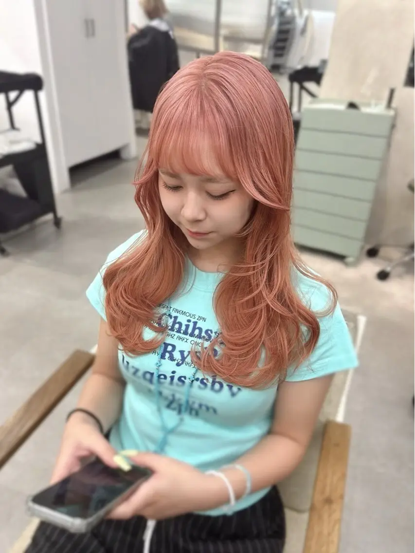 セミロング カラー オレンジ オレンジピンク ピンクカラー ヘアカラー トリートメント ケアブリーチ 坪井佑樹のヘアスタイル