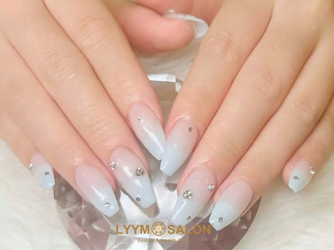 ネイル 長さ出し グラデーション ストーンネイル ハンドネイル ハンドケア LYYM Salon Miraのネイルデザイン