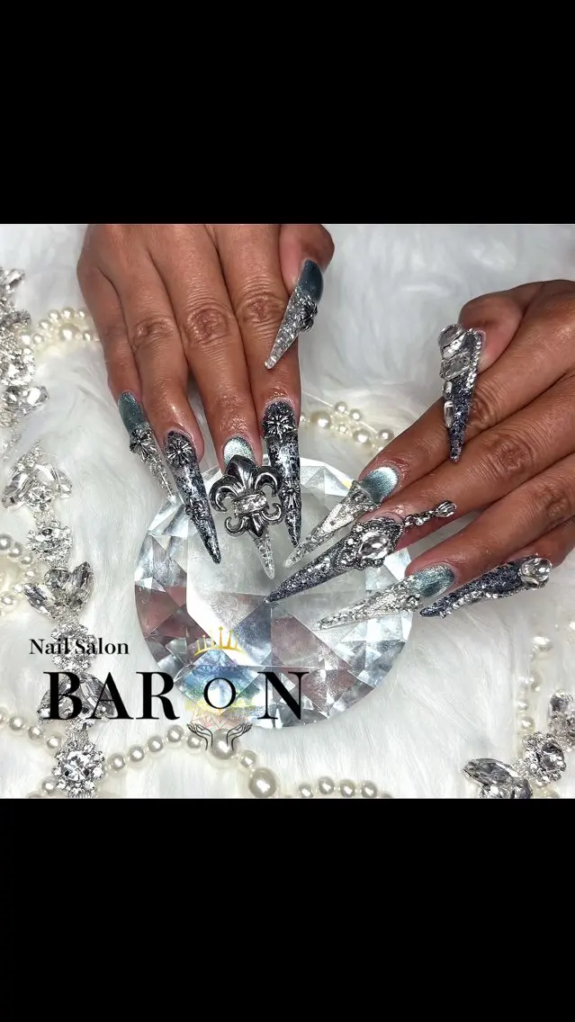 ロング ♛︎BARON♛︎ yuiのネイルデザイン