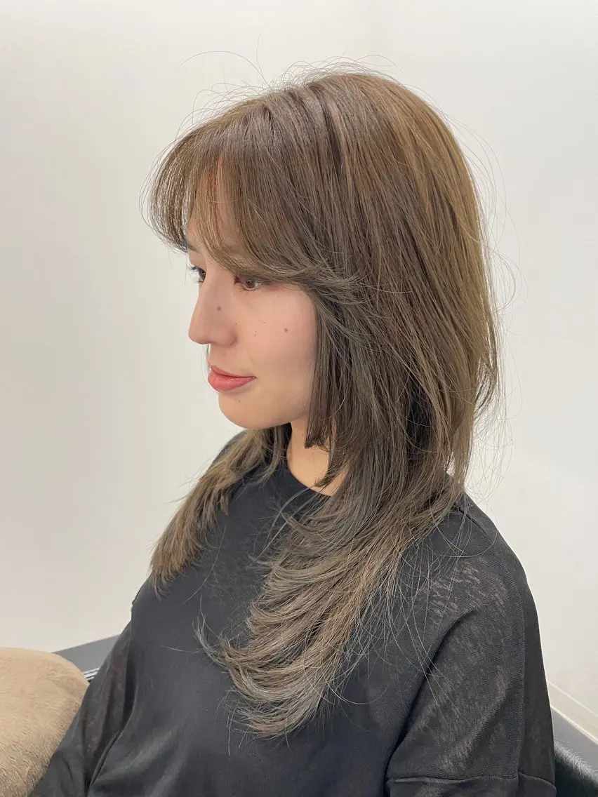 セミロング カラー ベージュカラー レイヤーカット カット ヘアカラー トリートメント 末石 智のヘアスタイル