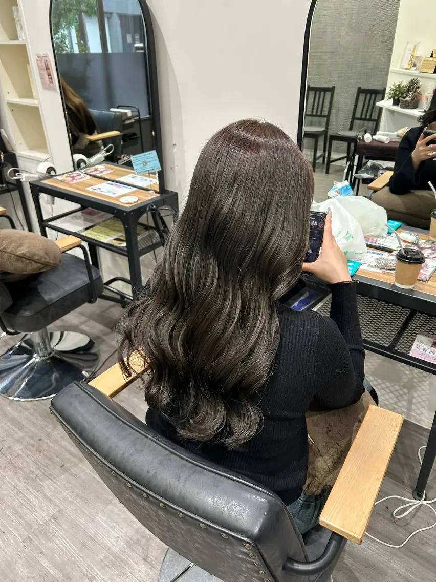 ロング カラー ヘアアレンジ ブリーチ グレージュ ブリーチなしカラー カット ヘアカラー トリートメント cocotte 💟草間紫音💟のヘアスタイル