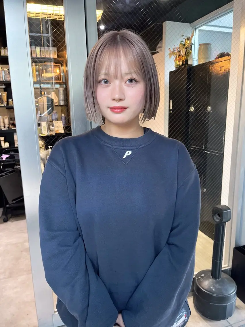 ショート カラー ベージュカラー ブリーチ グレージュ ミルクティーベージュ ボブ ヘアカラー トリートメント ミルクティーベージュ ブリーチ 店長 清水のヘアスタイル