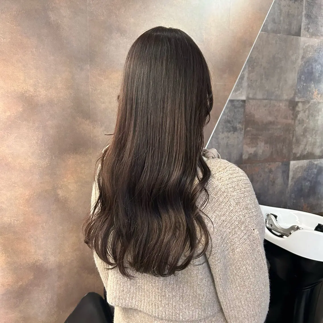 ロング カラー カット ヘアカラー SAKINO ベージュカラーのヘアスタイル