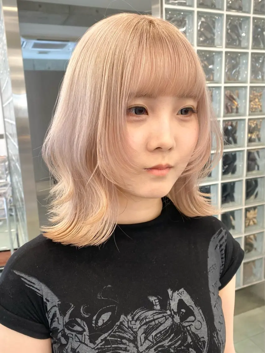 ミディアム カラー ツヤ髪ミルクティー ベージュ🪽/三藤のヘアスタイル