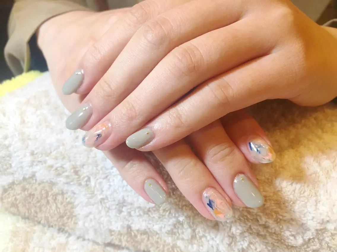 ネイル グリーン ニュアンスネイル オフィスネイル ピスタチオネイル usagi nailのネイルデザイン
