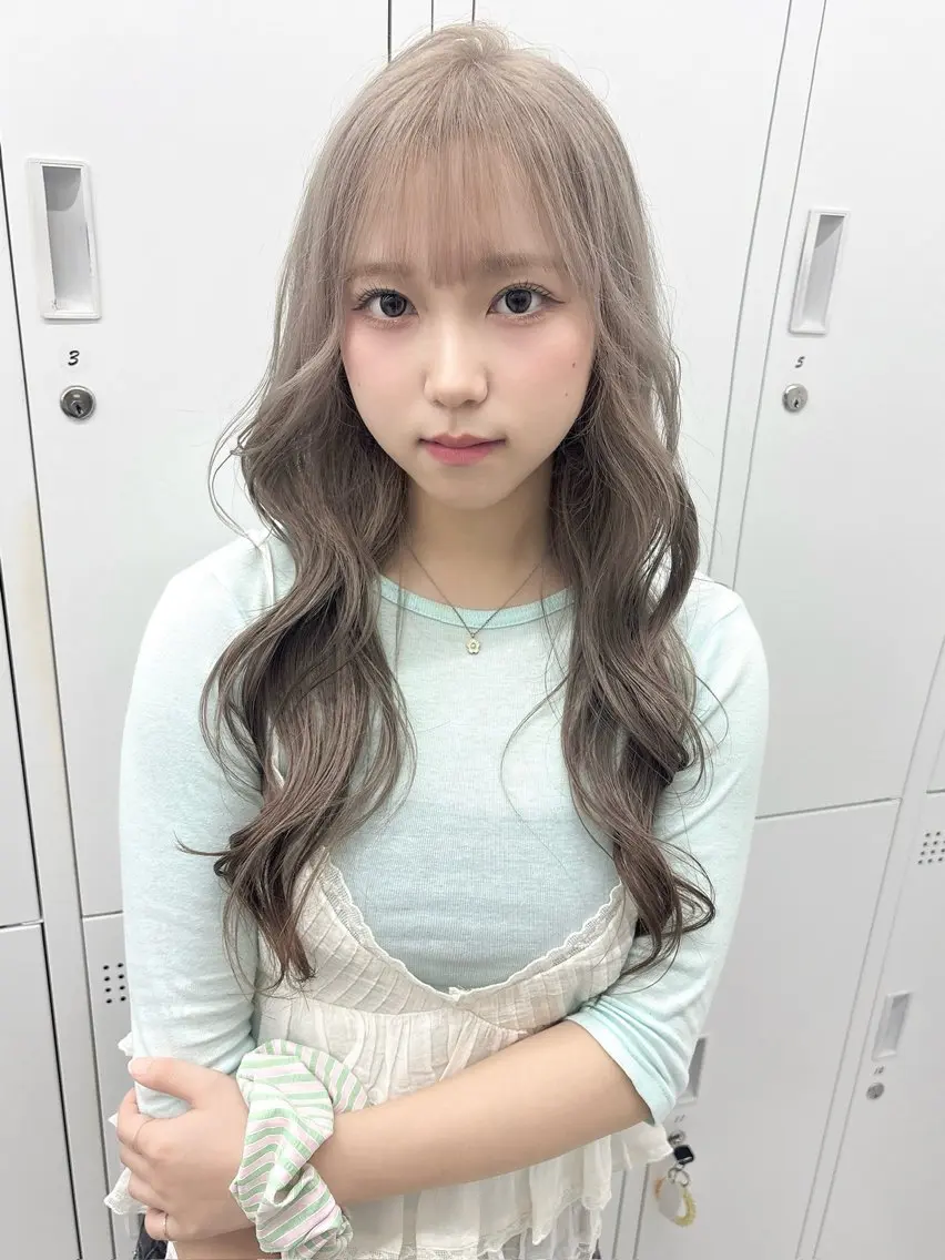 ロング カラー ブリーチ ケアブリーチ デザインカラー グレージュ ミルクティーグレージュ ヘアカラー ブリーチカラー/ デザインカラー/栄のヘアスタイル